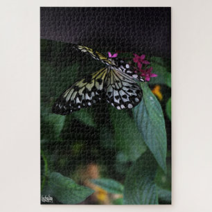 Puzzle Una mariposa amarilla sobre flores rosadas