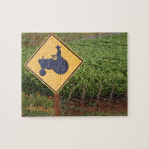 Puzzle Una señal de cruce de tractor amarillo en el viñed