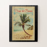 Puzzle Viaje del vintage de la palmera del Playa del<br><div class="desc">Una impresión moderna del arte de México del Playa del Carmen de los mediados de siglo únicamente retros en estilo del poster del viaje del vintage. Ofrece una palmera curvada en la playa arenosa con el océano debajo de un cielo nublado azul.</div>