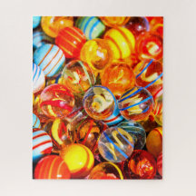 Vidrio que juega a las canicas de colores