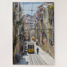Vista de la calle de Lisboa con jigsita de tranvía