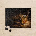 Puzzle Whiskey on the Rocks<br><div class="desc">Rompecabezas de un cubo de hielo salpicado en un vaso de whisky de cristal sobre una mesa rústica de madera. Elija entre los diferentes tamaños disponibles.</div>
