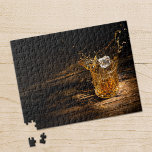 Puzzle Whiskey on the Rocks<br><div class="desc">Rompecabezas de un cubo de hielo salpicado en un vaso de whisky de cristal sobre una mesa rústica de madera. Elija entre los diferentes tamaños disponibles.</div>