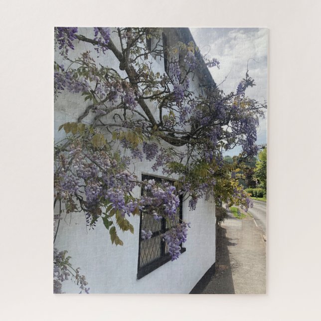 Puzzle Wisteria creciendo contra una casa de campo de par (Vertical)
