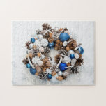 Puzzle Wreath navidades<br><div class="desc">El encantador rompecabezas de una hermosa corona de Navidades de pinos y adornos. Diversión familiar por las vacaciones.</div>