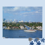 Puzzle Yate de la Línea de Esquí de la Vía Intracoastal F<br><div class="desc">La imagen fotográfica de este hermoso rompecabezas es la vía fluvial Intracoastal de Ft Lauderdale con sus espectaculares yates y casas de varios millones de dólares, y una vista del horizonte de la ciudad a lo lejos. En la primera línea hay un yate con un cuidado de madera personalizado de...</div>
