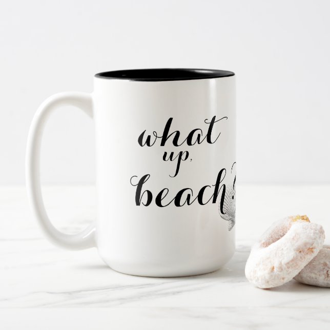Qué taza de café ascendente de la playa (Con donut)