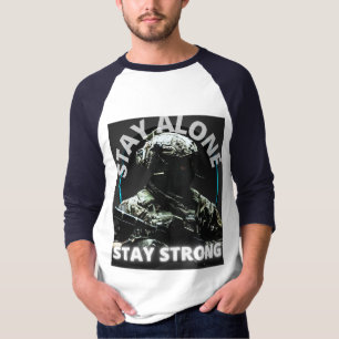 Quédate solo Mantente fuerte camiseta