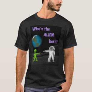 ¿Quién es el extranjero aquí? camiseta negra