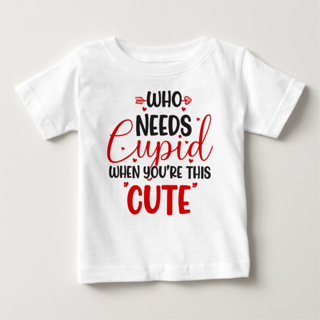 ¿Quién necesita a Cupido camiseta de bebé del día  (Anverso)