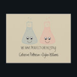 Química Bonita Tarjeta Postal de Guardar la Fecha<br><div class="desc">Divertida y absolutamente adorable Tarjeta Postal de Anuncio de Compromiso de Química Adorable con un par de vasos de laboratorio peculiares en azul claro y rosa claro. Este diseño caprichoso con tema de ciencia es perfecto para la pareja que quiere que sus personalidades juguetonas y divertidas brillen con un anuncio...</div>