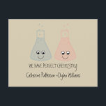 Química Bonita Tarjeta Postal de Guardar la Fecha<br><div class="desc">Divertida y absolutamente adorable Tarjeta Postal de Anuncio de Compromiso de Química Adorable con un par de vasos de laboratorio peculiares en azul claro y rosa claro. Este diseño caprichoso con tema de ciencia es perfecto para la pareja que quiere que sus personalidades juguetonas y divertidas brillen con un anuncio...</div>