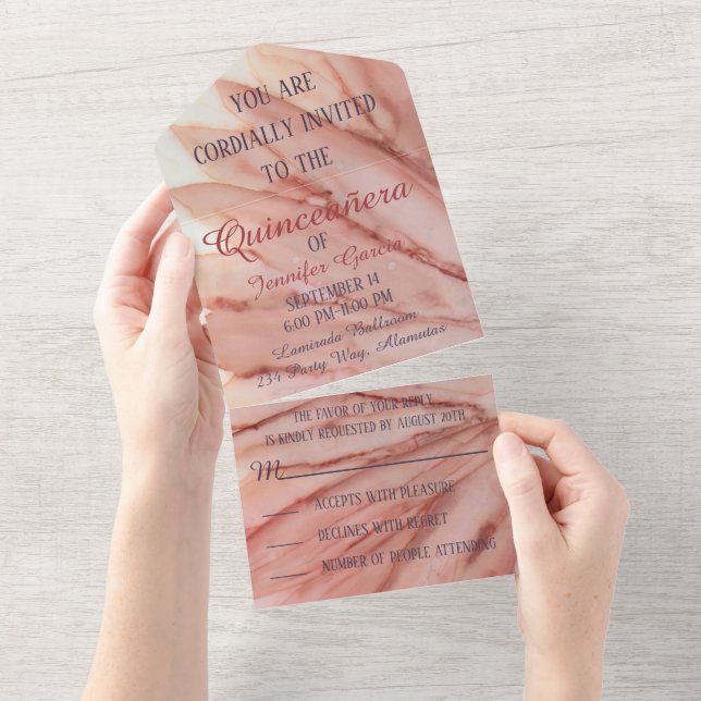 Quinceañera todo N un Bonito de invitación en rosa (desgarro)