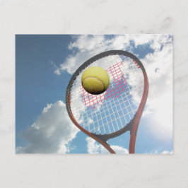 Raca de tenis y bola en la postal aérea