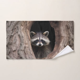 Racoon en la cueva del árbol