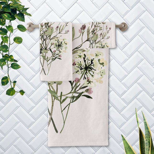 Ramo de flores silvestres secas con monograma (In situ Bathroom wall)