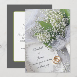 Ramo de lirios del valle en una invitación de boda