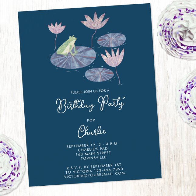 Rana en una invitación a fiesta de cumpleaños de n (Cute frog themed kids birthday party invitation postcard with personalized custom text)