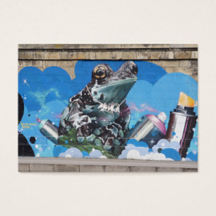 Rana Guay entre graffitis en latas de aerosol