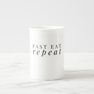 Rápido coma la taza de la obra clásica de la