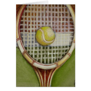 Raqueta de tenis con bola en la corte