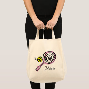 Raqueta de tenis rosada y gran bolsa de comestible