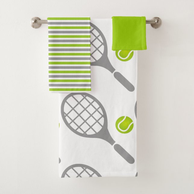 Raqueta de tenis y juego de toallas de baño person (In situ)