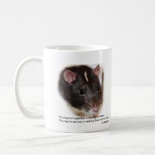 Rata encapuchada con la taza de los refranes