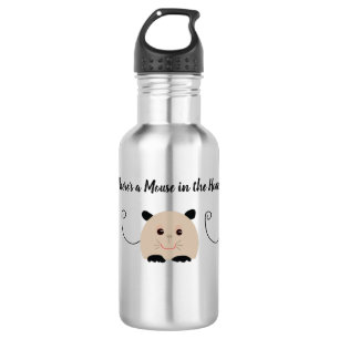 Ratón en la botella de agua de la casa