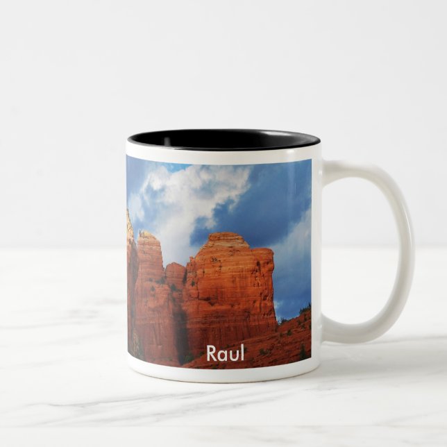 Raúl en la taza de la roca del pote del café (Derecha)