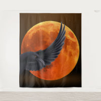 Raven negro y tapiz de la luna roja en la sangre