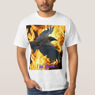 Raven volador y llama a la camiseta del amante de 