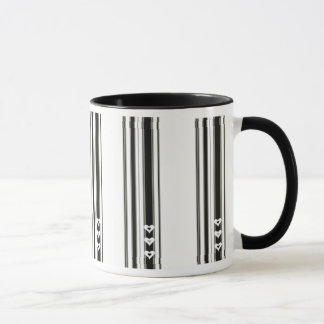 Raya la taza negra de los corazones de n