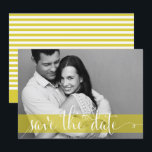 Rayas amarillas salvan la Invitación de fotos de l<br><div class="desc">Personalizable guardar la tarjeta plana de fecha con guión caligráfico caprichoso y rayas amarillas y blancas. Un divertido y festivo salva la invitación de la foto de la cita.</div>