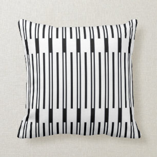Rayas blancos y negros modernas en la almohada de