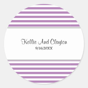 Rayas moradas/blancas Boda Pegatina redondo clásic