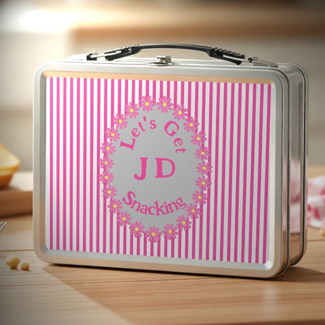 Rayas rosadas con centro de margarita ovalada (Pink, pinstriped, and personal. This customizable lunchbox makes snack time fun.)