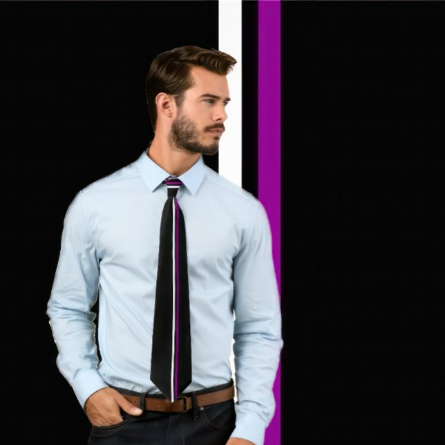 Rayas verticales blancas y moradas en corbata negr (Man wears a tie with 2 thin vertical stripes in purple in white on black.)