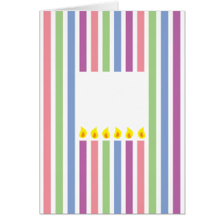 Rayas y velas coloridas en una caja