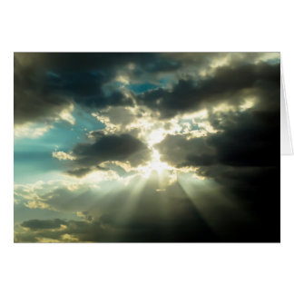 Rayos de Sun a través de las nubes