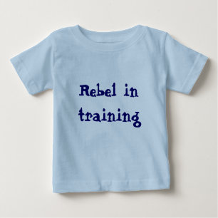 Rebelde en camiseta del entrenamiento