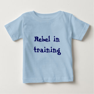 Rebelde en camiseta del entrenamiento