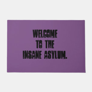 Recepción al felpudo divertido del asilo insano