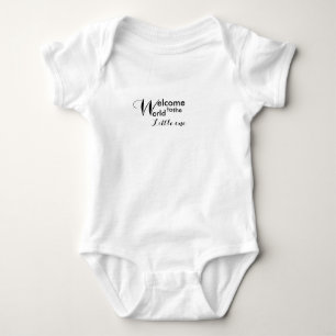 Recepción al pequeño un jersey del bebé del mun