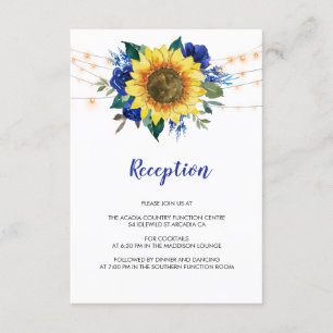 Recepción de boda floral azul con luces de girasol