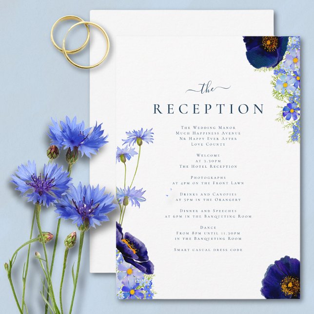 Recepción de Boda Floral Azul de Verano Elegante (Elegant wildflower watercolor summer floral blue wedding reception card with modern typography )