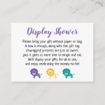 Leones coloridos muestran la tarjeta de regalo de 