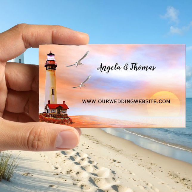 Recepción Lighthouse Beach Wedding Website tarjeta de visita (Wedding website business card featuring a painting of a lighthouse at the beach at sunset)