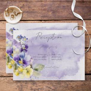 Recepción moderna con flores moradas y amarillas