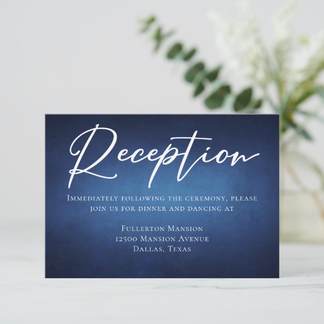 Recepción moderna de bodas en la noche azul oscuro (Anverso de pie)